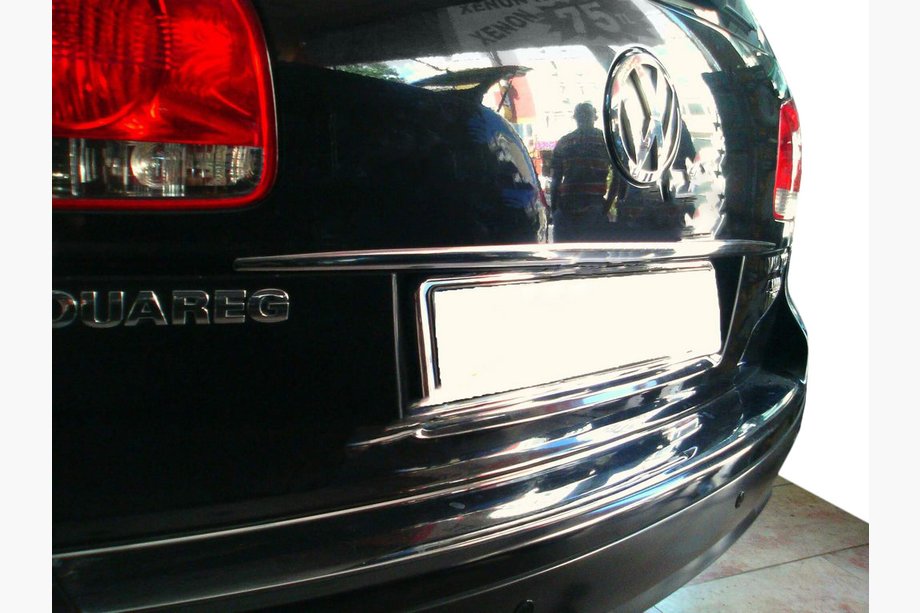 Volkswagen Touareg 2002–2010 Chrómová lišta nad ŠPZ (nerez) Image