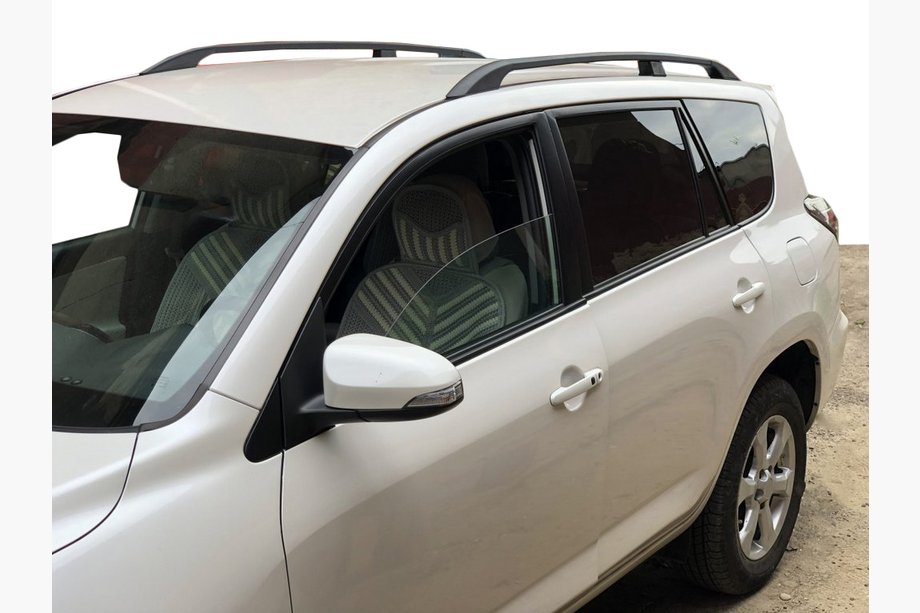Toyota Rav 4 2006–2013 Čierne turecké strešné lyžiny Krátky rázvor, plastové pätky Image