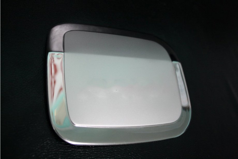 Toyota Rav 4 2001–2005 Nerezový kryt dvierok palivovej nádrže Image