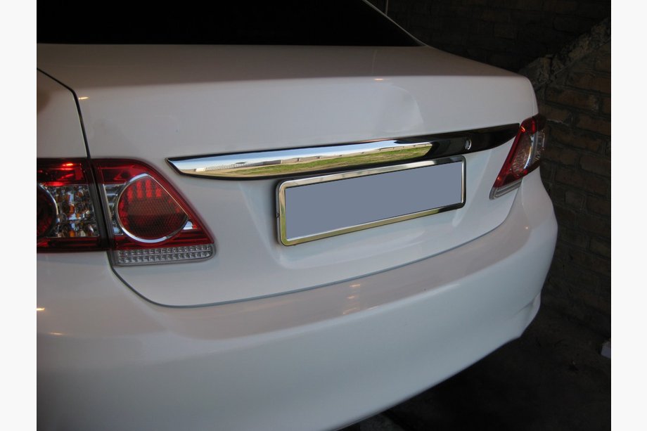Toyota Corolla 2007–2013 Lišta nad ŠPZ 2010-2013 (nerez) Image