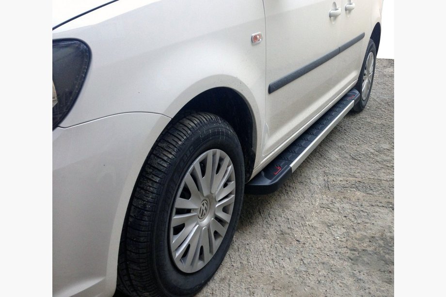 Volkswagen Caddy 2004–2010 Bočné nášľapy Red-style (2 ks, hliník) Image