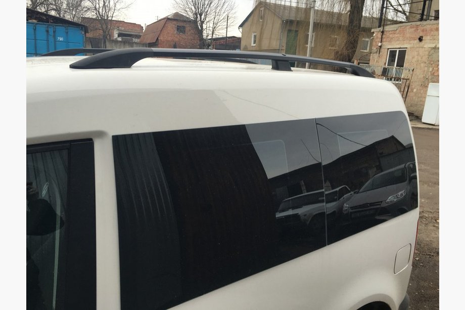 Volkswagen Caddy 2015–2020 Čierne strešné lyžiny Maxi rázvor, plastové pätky Fotografia 6