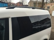 Volkswagen Caddy 2015–2020 Čierne strešné lyžiny Štandardný rázvor, plastové pätky fotografia 6