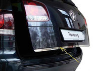 Volkswagen Touareg 2010–2018 Nerezová lišta na veko kufra fotografia 1