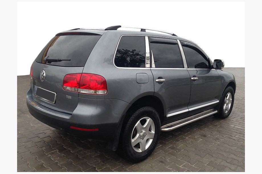 Volkswagen Touareg 2002–2010 Strešné lyžiny chrómované (plastové pätky) Kovová pätka Image