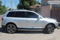 Volkswagen Touareg 2002–2010 Strešné lyžiny chrómované (plastové pätky) fotografia 4
