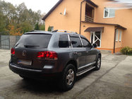 Volkswagen Touareg 2002–2010 Strešné lyžiny chrómované (plastové pätky) Kovová pätka fotografia 7
