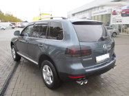 Volkswagen Touareg 2002–2010 Strešné lyžiny chrómované (plastové pätky) Kovová pätka fotografia 9