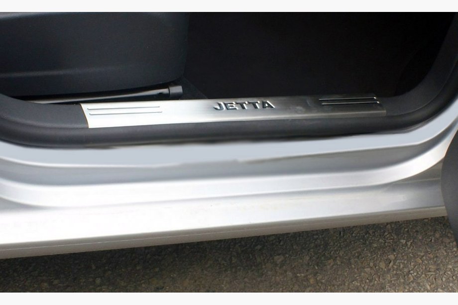 Volkswagen Jetta 2006–2011 Nerezové kryty vnútorných prahov 4 ks, (s nápisom), OmsaLine – talianska nehrdzavejúca oceľ Fotografia 2