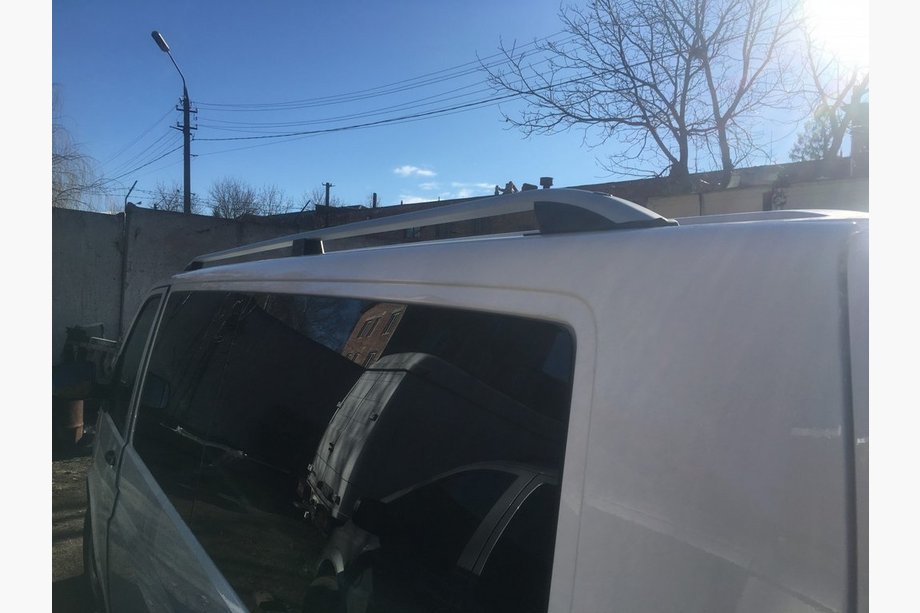 Volkswagen T5 2010–2015 Strešné lyžiny CROWN (matná sivá) Dlhý rázvor Fotografia 6