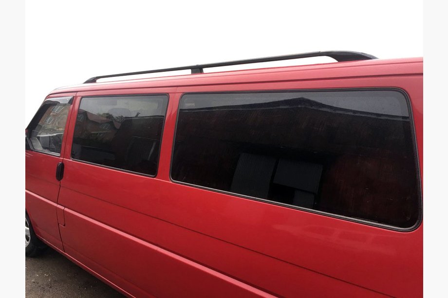 Volkswagen T4 Caravelle/Multivan 1990–2003 Čierne strešné lyžiny Image
