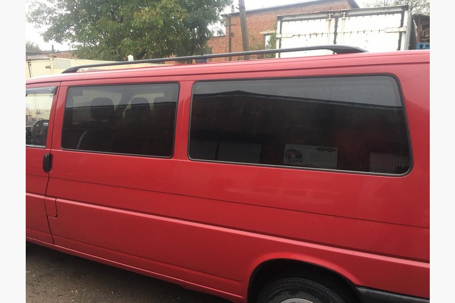 Volkswagen T4 Caravelle/Multivan 1990–2003 Čierne strešné lyžiny Dlhý rázvor, plastové pätky Fotografia 2