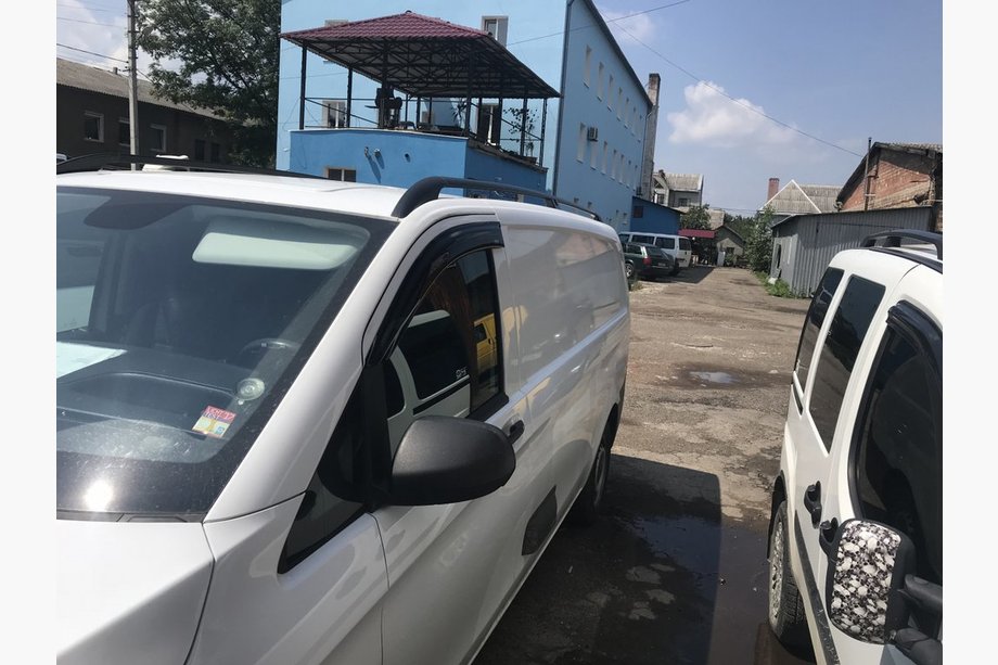 Mercedes Vito/V-trieda W447 2014– Čierne strešné lyžiny CAN Originálny dizajn (kovové nohy) Dlhý rázvor (EXTRALONG) Fotografia 6