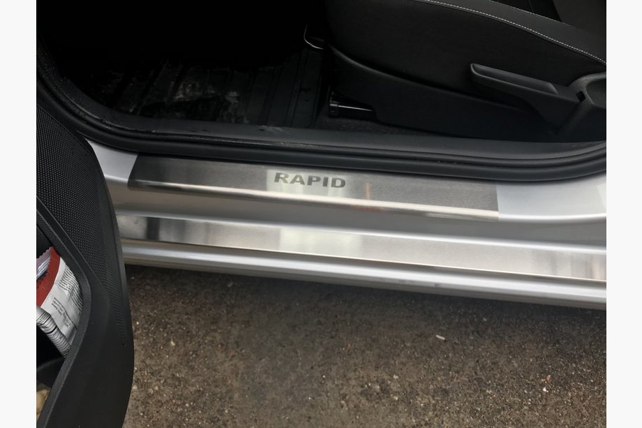 Skoda Rapid 2012–2019 Chrómové kryty prahov Натанико (8 ks, nerez) Image