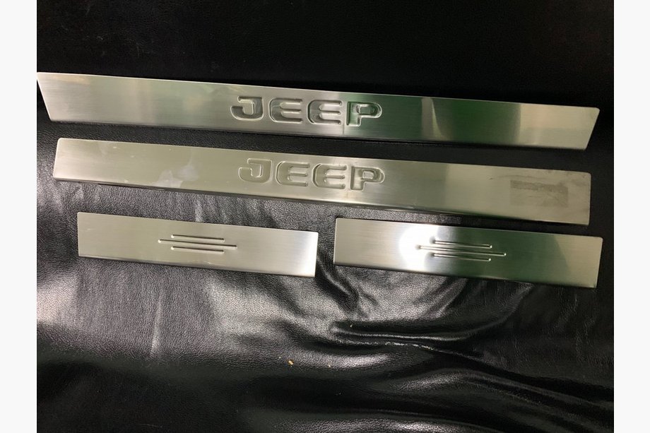 Jeep Grand Cherokee WK2 2010–2021 Nástupné lišty Carmos (4 ks, nerez) Image