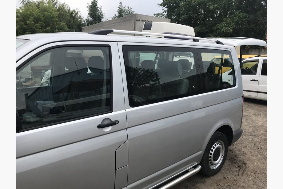 Volkswagen T5 Caravelle 2004–2010 Chrómové strešné lyžiny Dlhý rázvor, plastové pätky Image