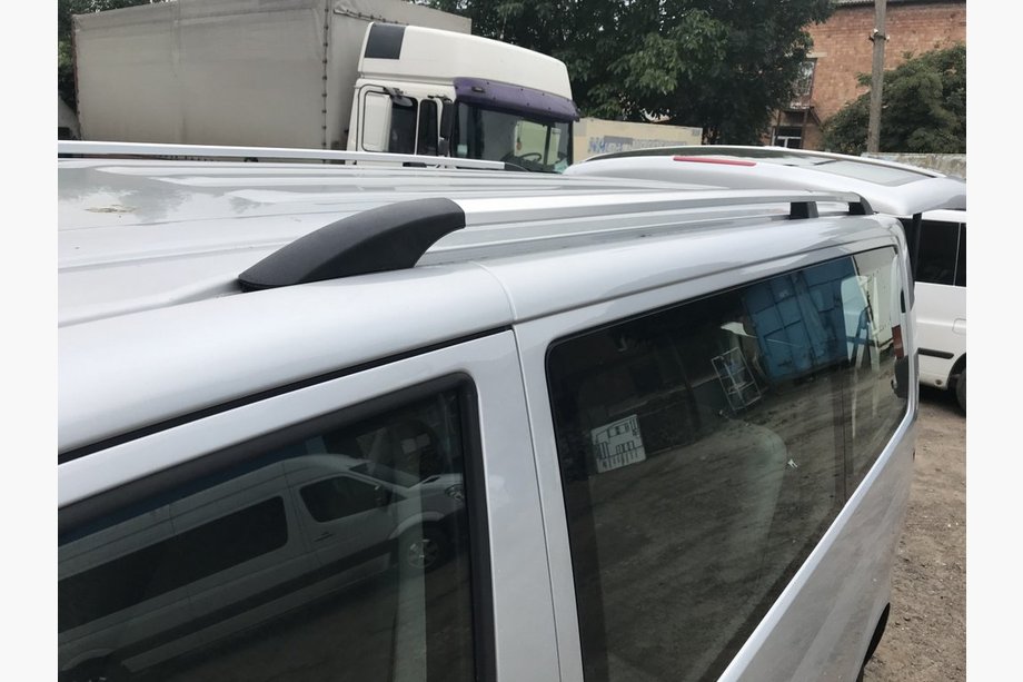 Volkswagen T5 2010–2015 Chrómové strešné lyžiny Dlhý rázvor, plastové pätky Image