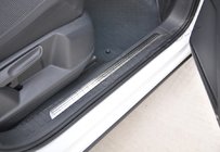 Volkswagen Tiguan 2016–2023 Nerezové vnútorné lišty prahov OmsaLine fotografia 1