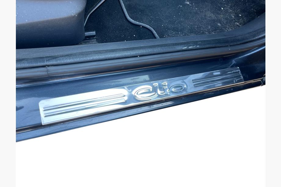 Renault Clio III 2005–2012 Nerezové prahové lišty OmsaLine (4 ks) Image