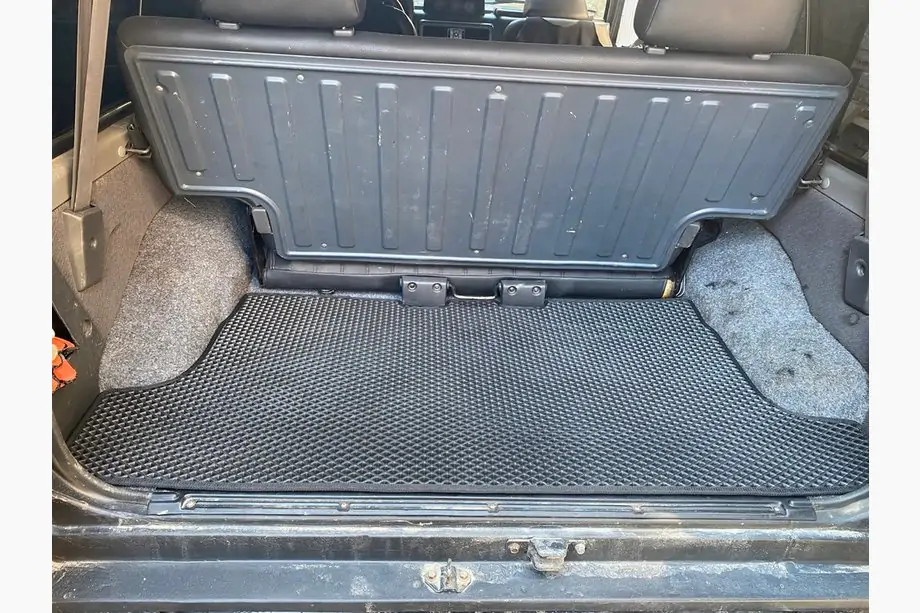 Nissan Patrol Y60 1988–1997 Vanička do kufra krátka (EVA, čierna) Image