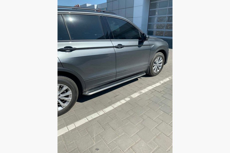 Volkswagen Tiguan 2016–2023 OEM bočné prahy pre štandardnú verziu (2 ks, hliník) Image