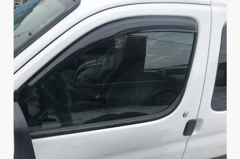 Peugeot Partner 1996–2008 Čierne okenné deflektory (2 ks, DDU-Aomis) Image