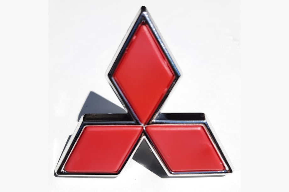 Mitsubishi Colt 1992–1996 Červený emblém (šírka 47 mm, výška 43 mm) Image