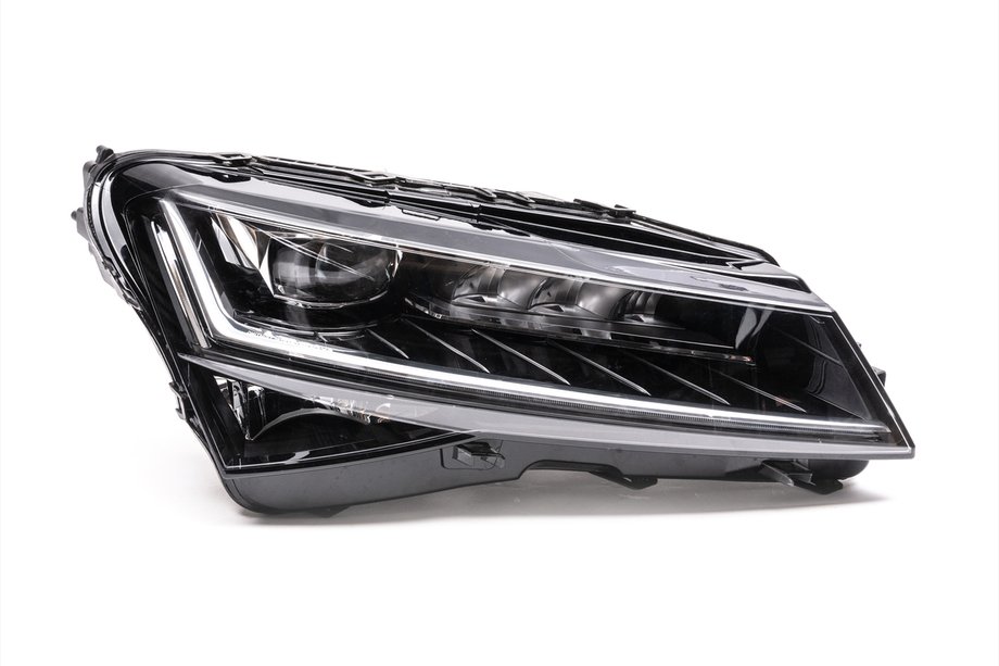 Skoda Superb 2015–2024 Predný svetlomet Matrix (pravý, originál, použitý) Image