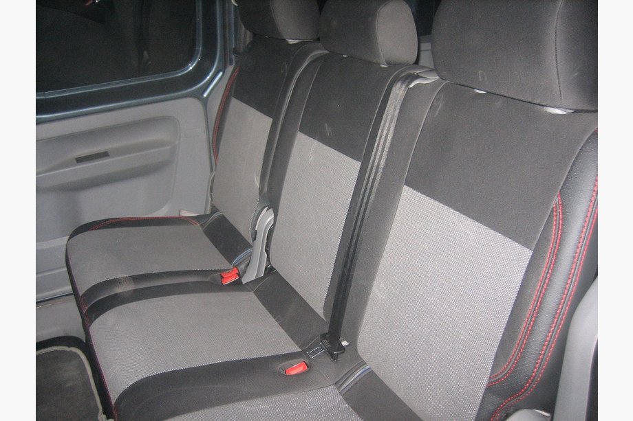Volkswagen Caddy 2010–2015 Autopoťahy (koženka↗látka, Premium) Celý interiér (5 miest) Fotografia 4