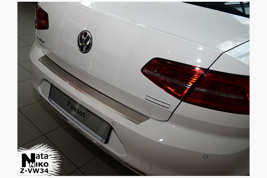 Volkswagen Passat B8 2015–2023 Nerezová lišta na zadný nárazník s ohybom Nataniko (nerez) kombi Fotografia 1