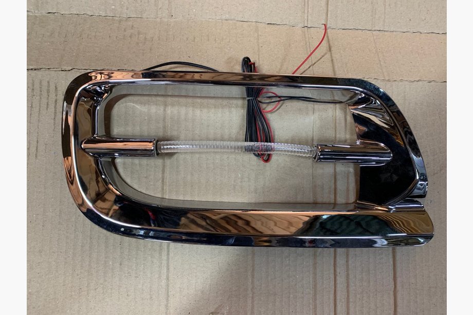 Toyota Land Cruiser 100 1998–2007 Chrómové kryty hmlových svetiel (2 ks, modré LED) Image