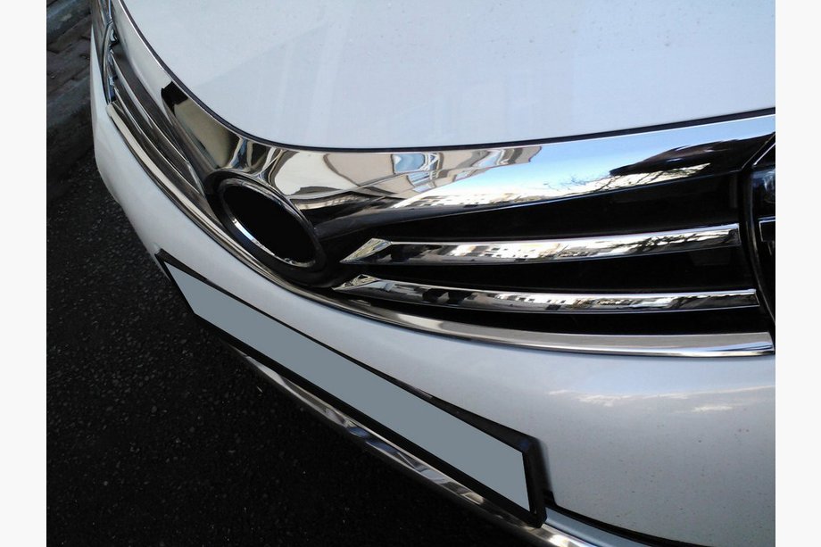 Toyota Corolla 2013–2019 Lišta na mriežku chladiča (spodná, 2013-2016, nerez) Image