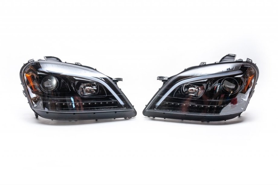 Mercedes ML W164 2005–2011 Predné svetlomety s LED prvkom (2005-2008, 2 ks, tmavé) Image