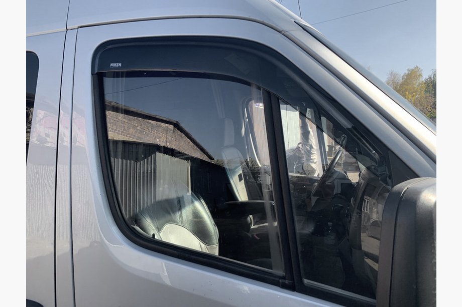 Mercedes Sprinter W906 2006–2018 Lepené okenné deflektory (2 ks, Niken) Image