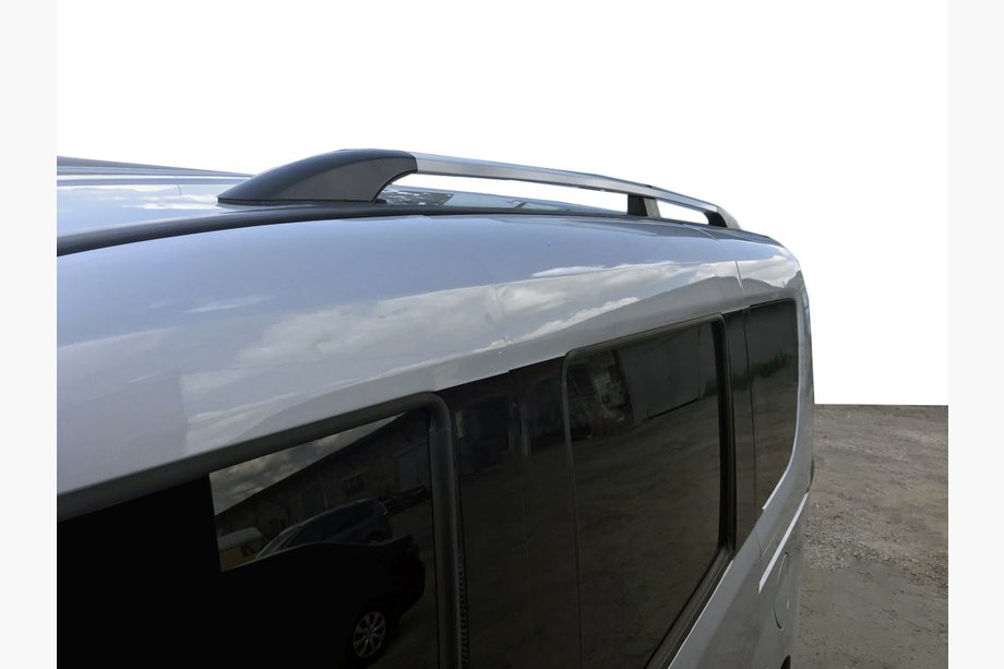 Opel Combo 2012–2018 VÝPREDAJ!!! Pozdĺžne strešné lyžiny sivá metalíza (plastové pätky) Maxi rázvor Image
