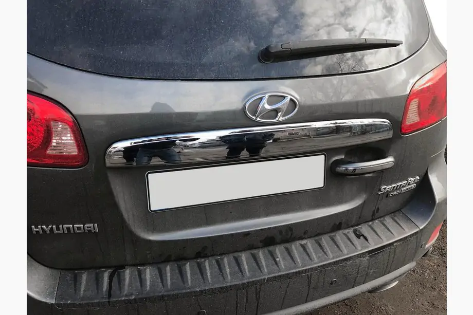 Hyundai Santa Fe 2 2006–2012 Lišta nad ŠPZ (nerez) Image