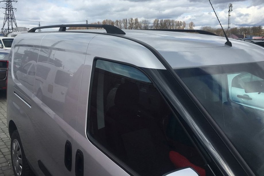 Fiat Doblo II 2010–2022 čierne strešné lyžiny Maxi, plastové pätky Image