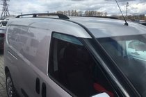 Fiat Doblo II 2010–2022 čierne strešné lyžiny Maxi, plastové pätky fotografia 1