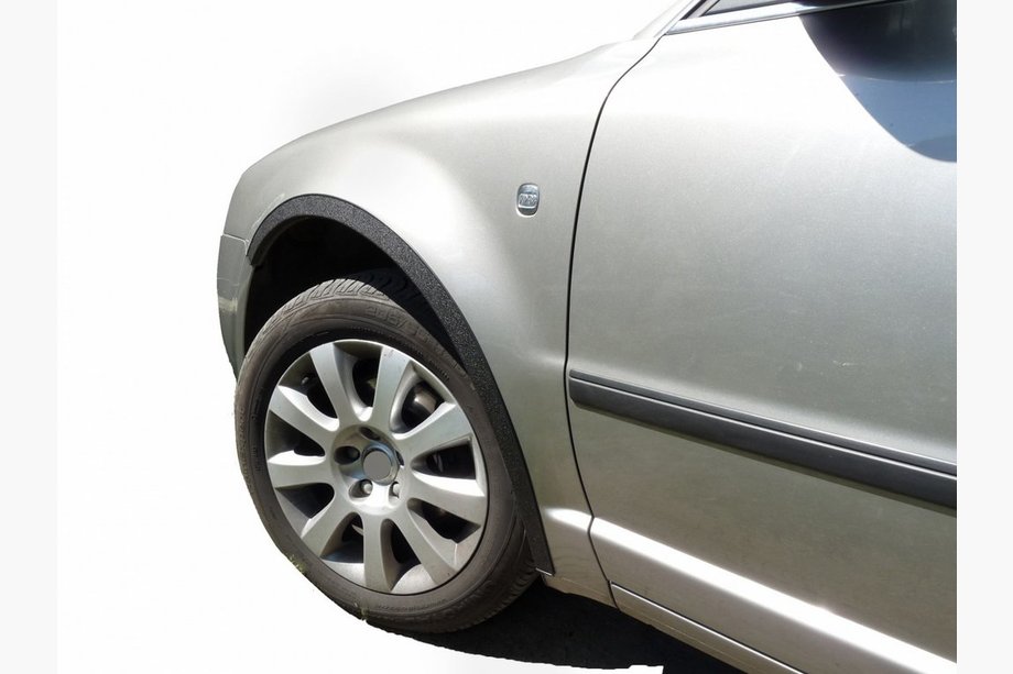 Skoda Superb 2001–2009 Nástavce lemov blatníkov (4 ks, čierne) Kov Image