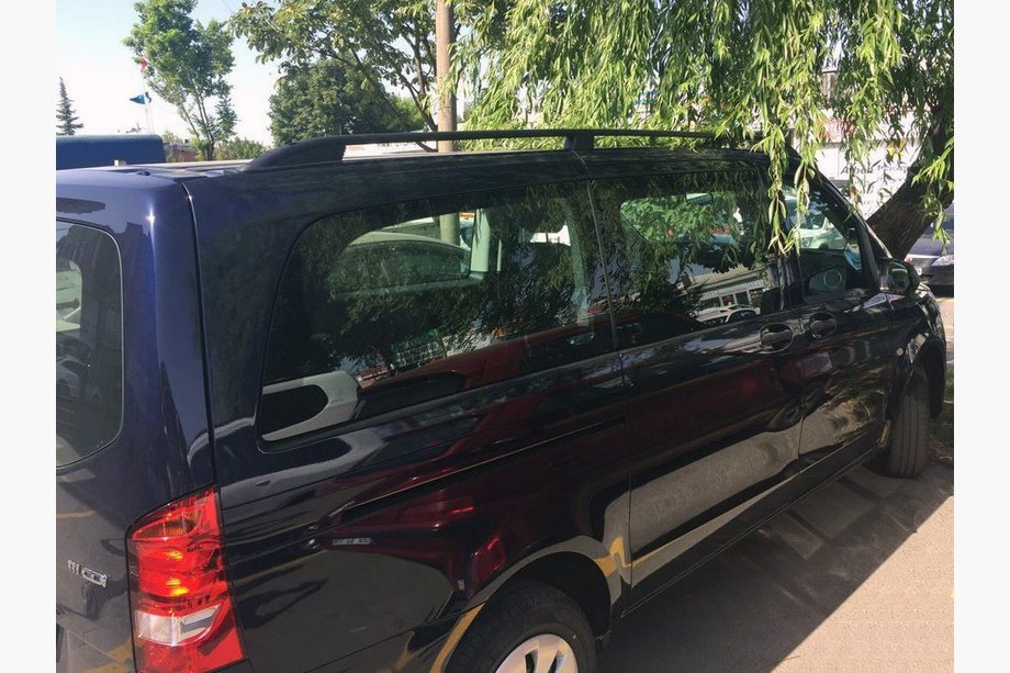 Mercedes Viano 2004–2014 Čierne strešné lyžiny Skyport (celokovové) Image