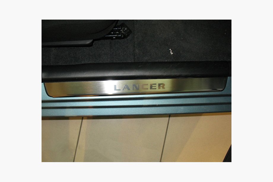 Mitsubishi Lancer 9 2004–2008 Nerezové prahové lišty Nataniko (4 ks) Nataniko Premium nerezové kryty prahov (4 ks, nerez) Image