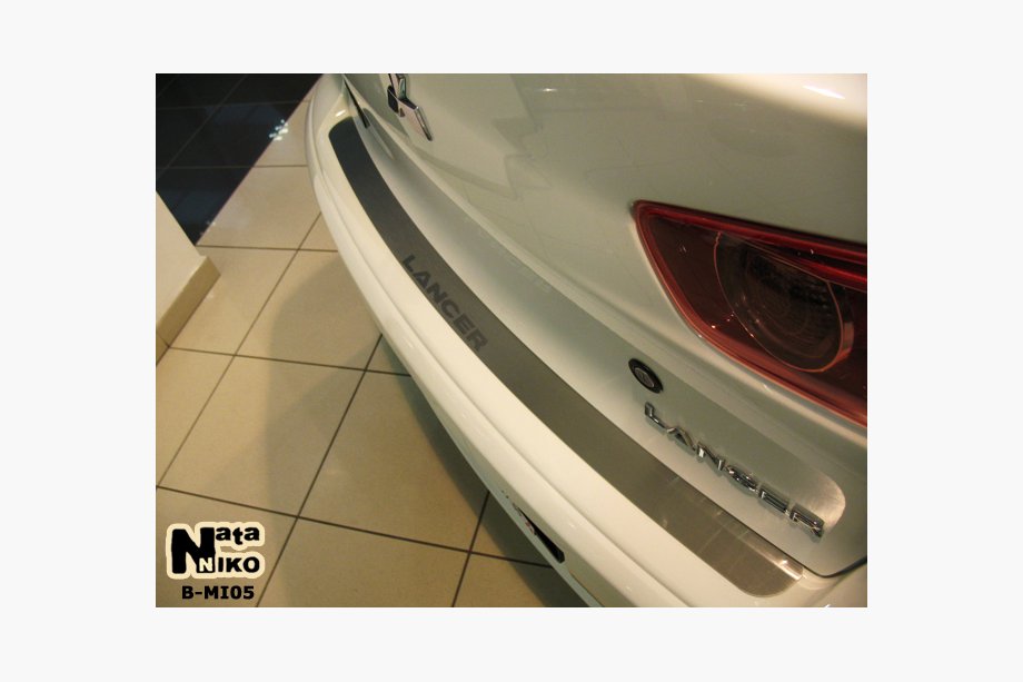 Mitsubishi Lancer X 2008– Nerezová lišta na zadný nárazník bez ohybu SD Nataniko Image
