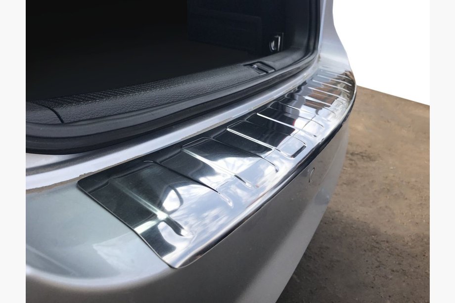 Volkswagen Passat B7 2012–2015 Nerezová lišta na zadný nárazník Carmos (SW) Image