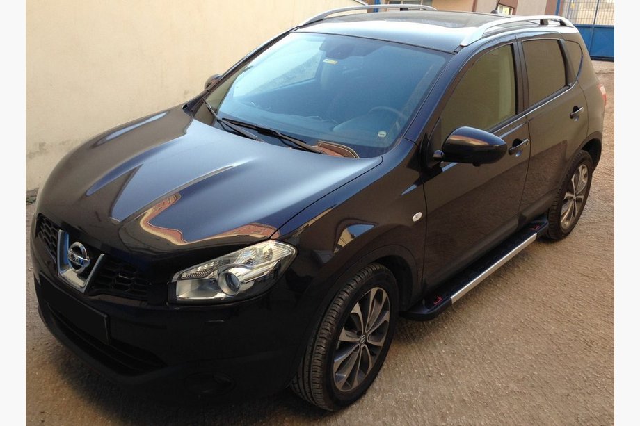 Nissan Qashqai 2010–2014 Bočné nášľapy RedLine V1 (2 ks, hliník) Krátky rázvor Image