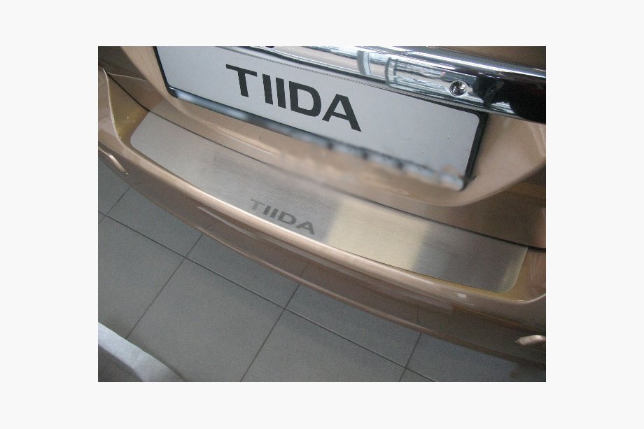 Nissan Tiida 2004–2011 Nerezová lišta na zadný nárazník Nataniko Image