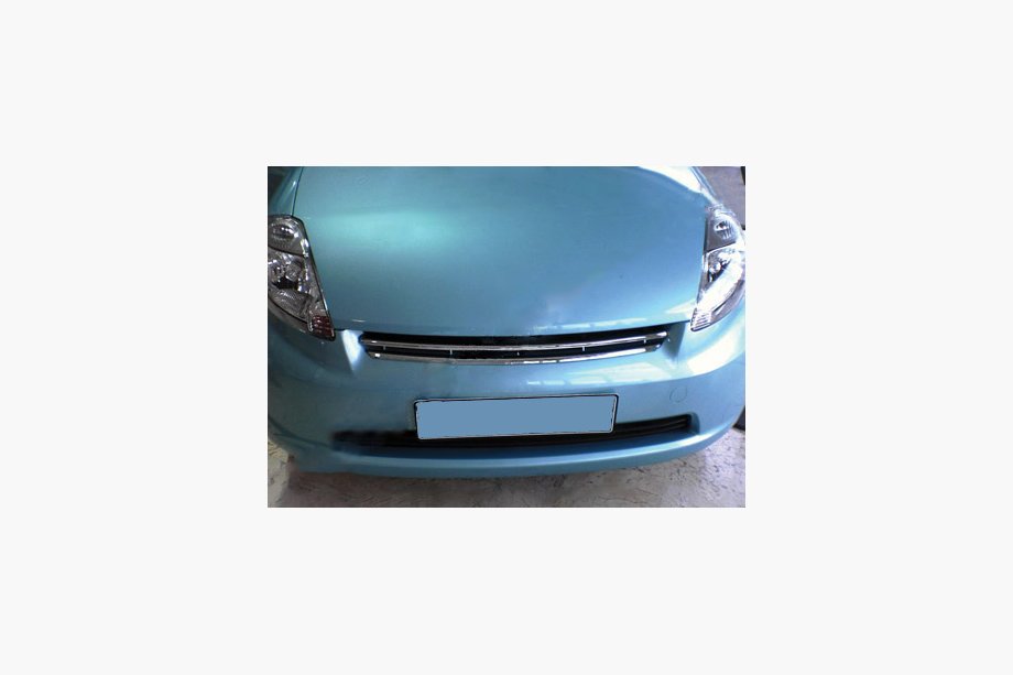Daihatsu Sirion 2005–2015 Nerezová lišta na mriežku chladiča Image