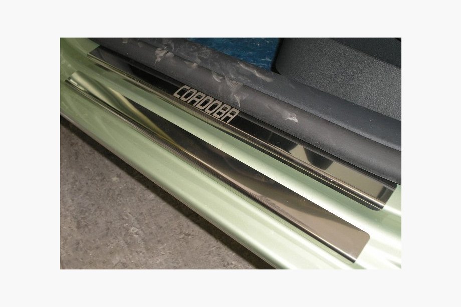 Seat Cordoba 2000–2009 Nerezové kryty prahov Nataniko (8 ks, nerez) Štandard – lepiaca páska Lohmann, 0,5 mm Image