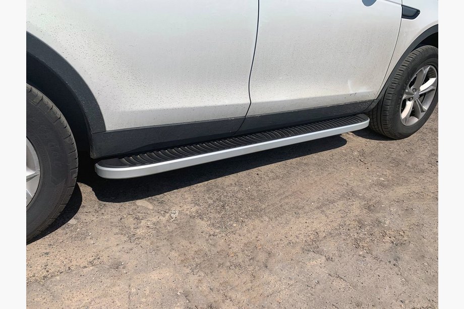Land Rover Discovery Sport 2014– Bočné prahy Tayga Grey (2 ks, hliník) Image