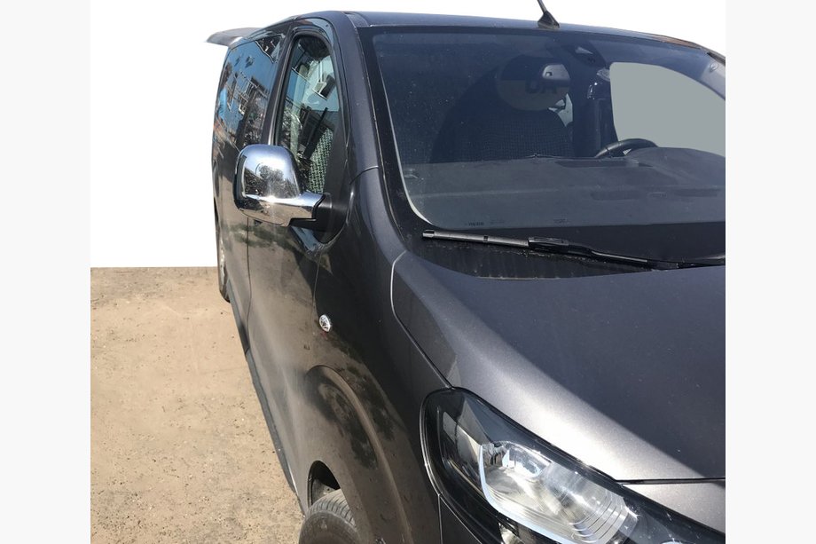 Opel Vivaro 2019– Chrómové kryty spätných zrkadiel (2 ks, plastové) Čierny chróm Image