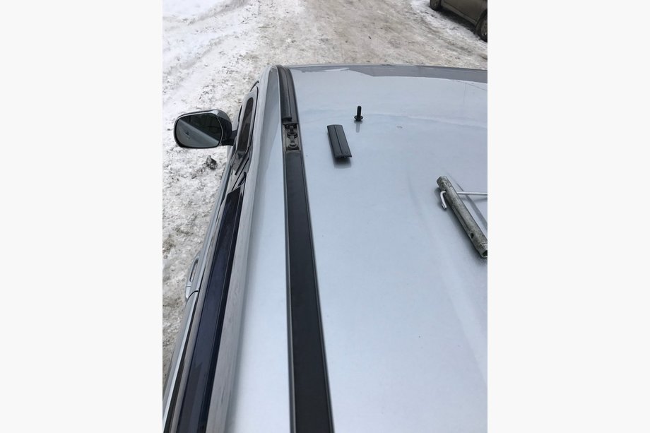 Toyota Land Cruiser Prado 120 2002–2009 Čierne turecké strešné lyžiny Kovové montážne nohy Fotografia 11